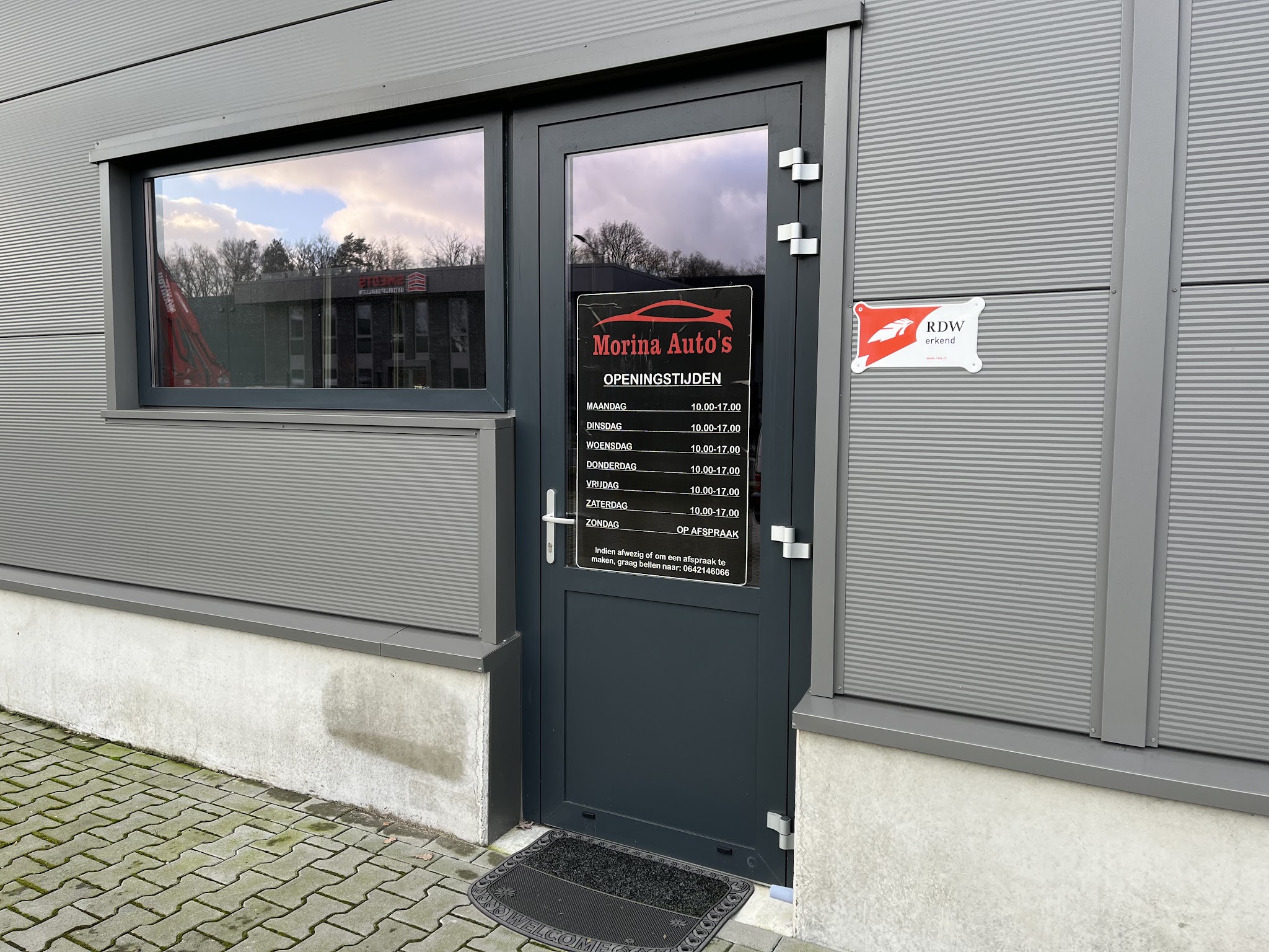 De ingang van Morina Auto's met het RDW erkend bord