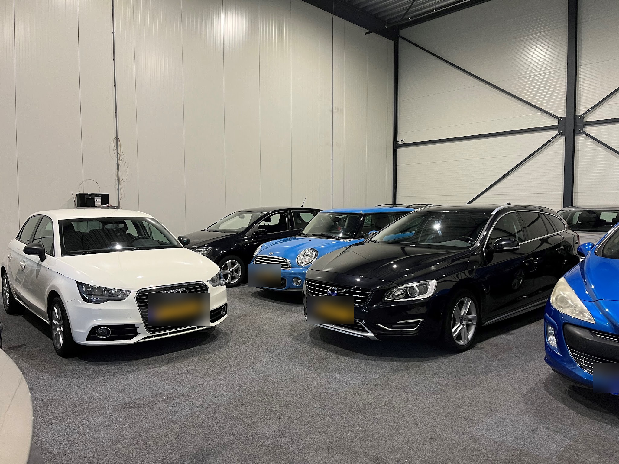 Occasions binnen in de showroom in Oostrum