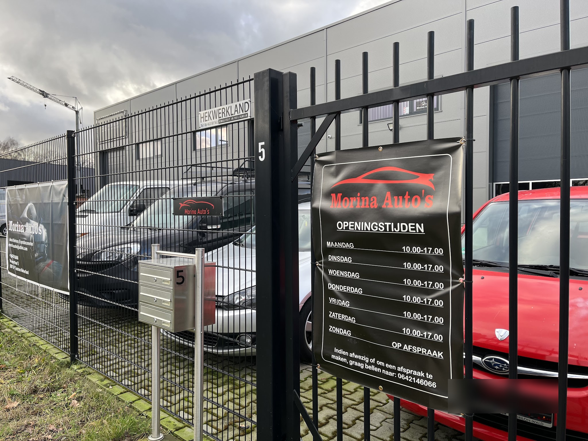 De poort aan de Vennendreef 5 met de openingstijden