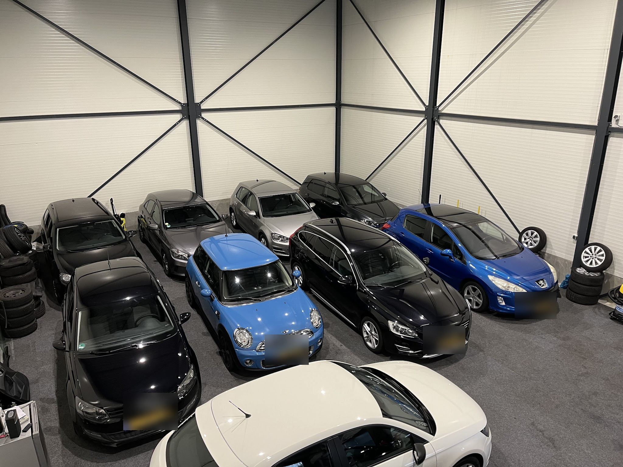 Overzicht van de showroom van Morina Auto's met negen occasions